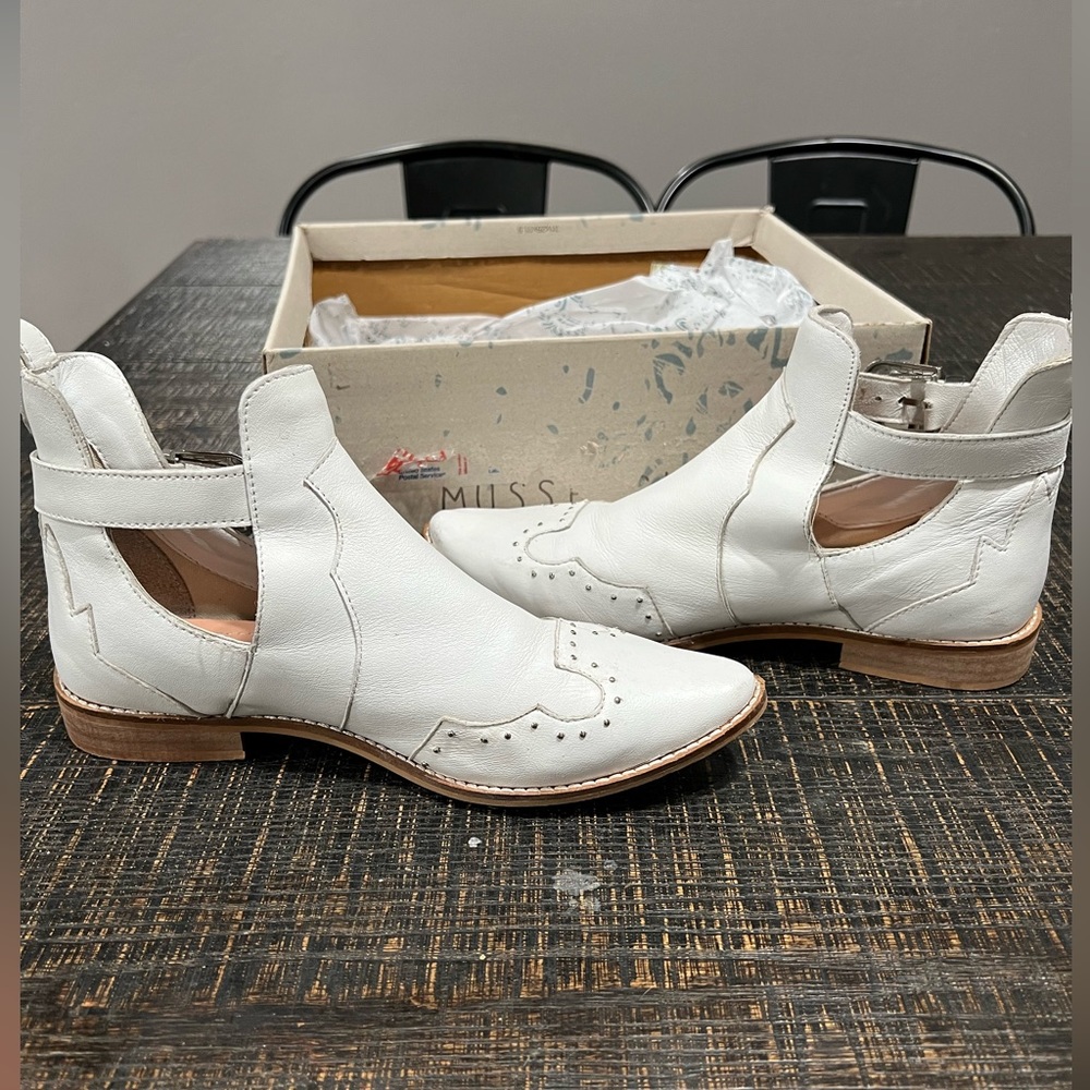 Musse & Cloud White Leather Cutout Western Ankle Booties with Silver Buckles - Picture 2 of 8